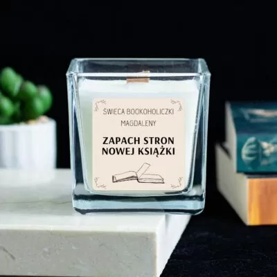 Personalizowana świeca dla mola książkowego. Zapach wanilii dla bookoholiczki.