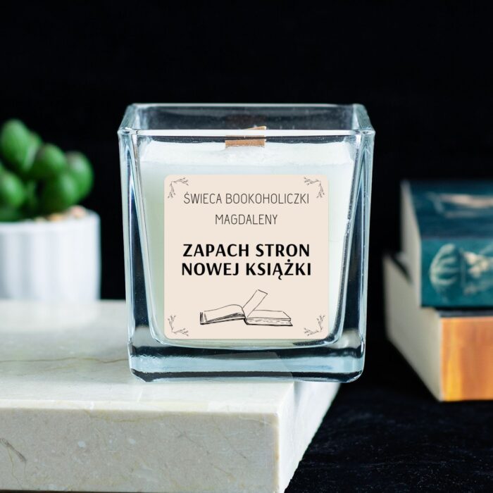 Personalizowana świeca dla mola książkowego. Zapach wanilii dla bookoholiczki.