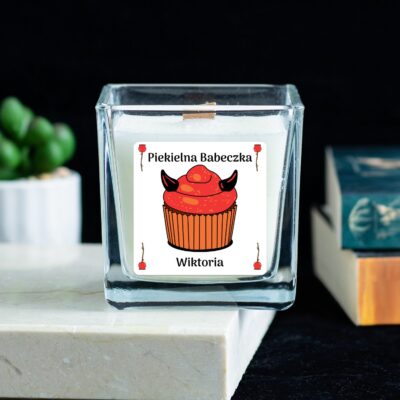 Personalizowana świeca na Halloween, piekielna babeczka.
