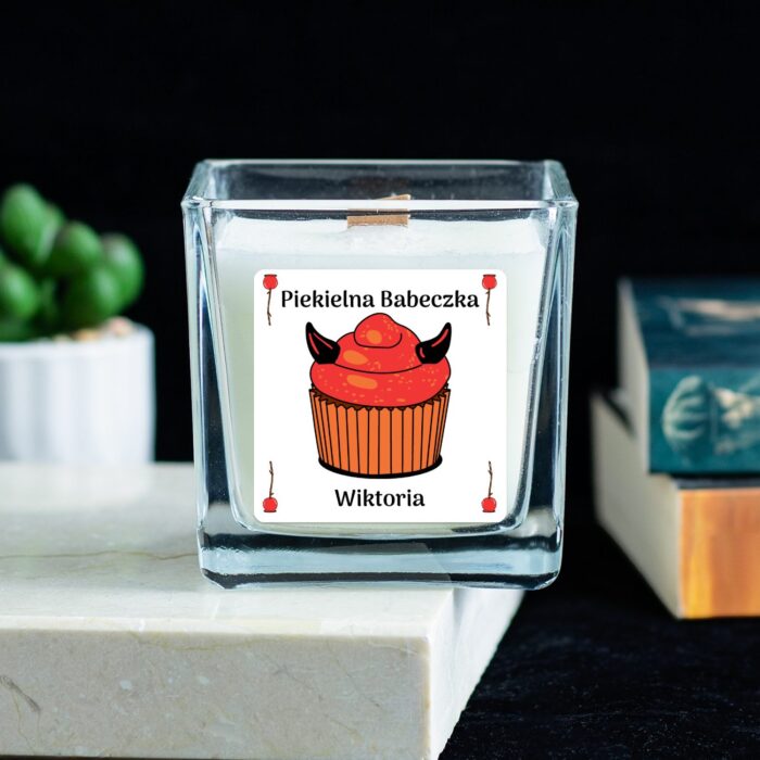 Personalizowana świeca na Halloween, piekielna babeczka.