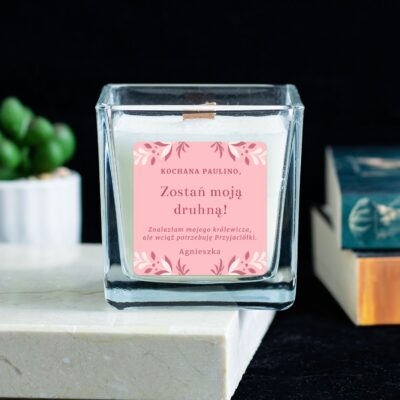 Prezent dla druhny, personalizowana świeca o zapachu wanilii.
