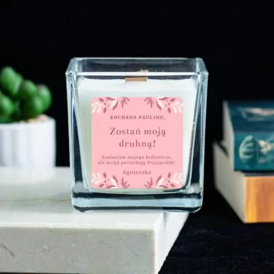 Prezent dla druhny, personalizowana świeca o zapachu wanilii.