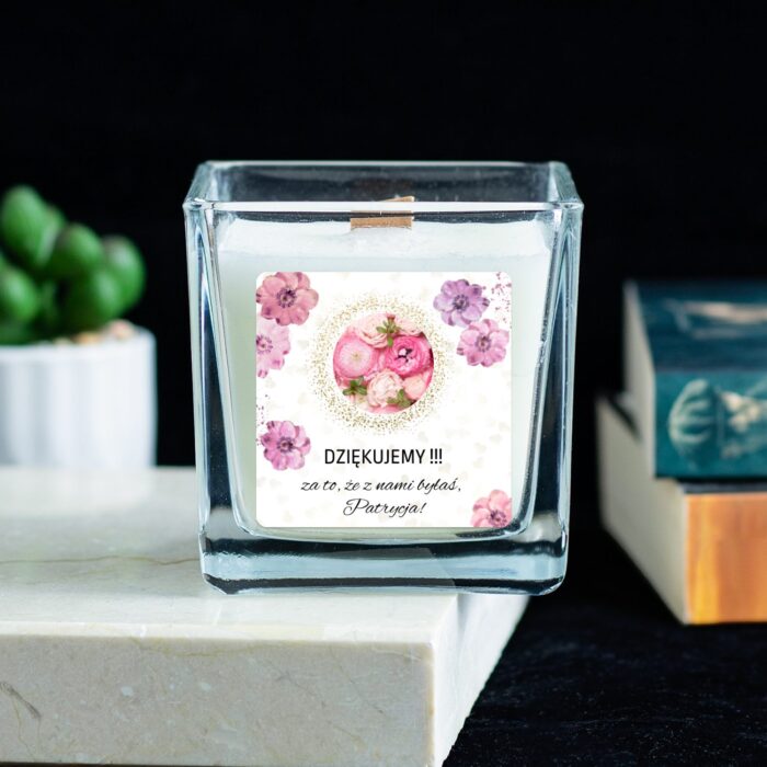 Upominek na odejście z pracy dla niej. Personalizowana świeca o zapachu wanilii.