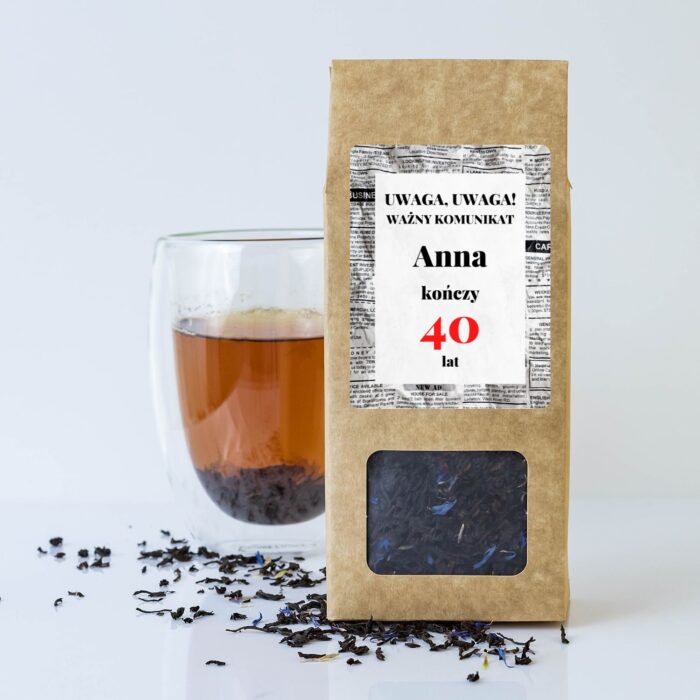 Prezent dla niej na urodziny, czarna herbata z płatkami kwiatów.