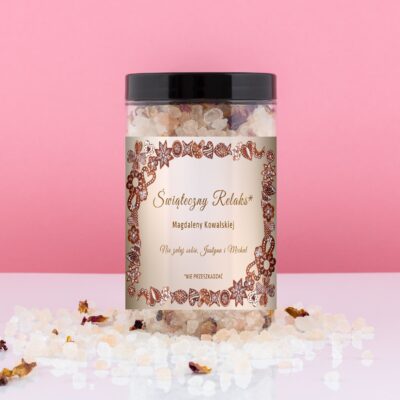 Prezent dla niej pod choinkę z płatkami róż. Personalizowana sól idealna na świąteczny relaks.