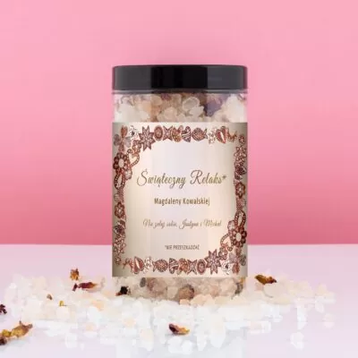Prezent dla niej pod choinkę z płatkami róż. Personalizowana sól idealna na świąteczny relaks.