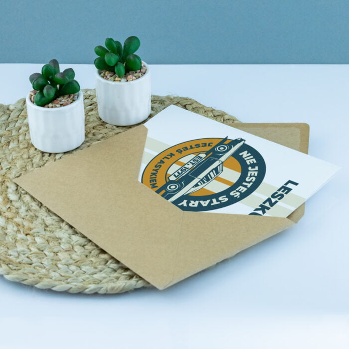 Kartka na urodziny z autem w kopercie.