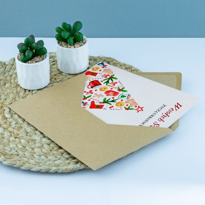 Kartka z choinką w kopercie.