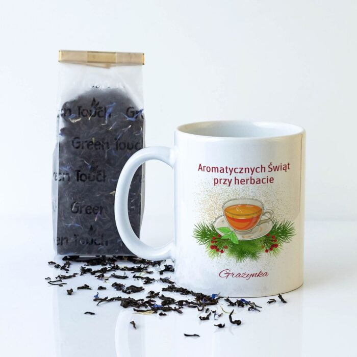 Prezent pod choinkę, kubek i herbata z bławatkiem.