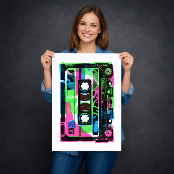 Kobieta trzymająca plakat z kasetą magnetofonową