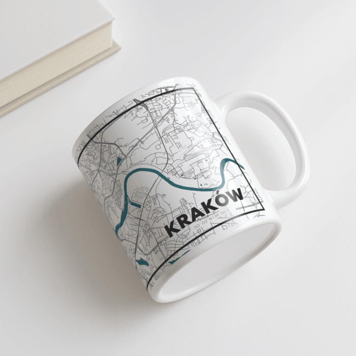 Leżący na biurku kubek z mapą Krakowa