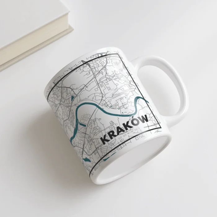 Leżący na biurku kubek z mapą Krakowa