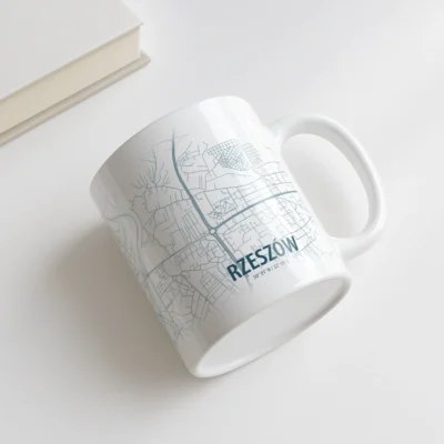 Kubek z mapą Rzeszowa, leżący na biurku